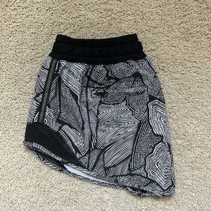 RARE Black and white patterned Lululemon Hotty Hot Short